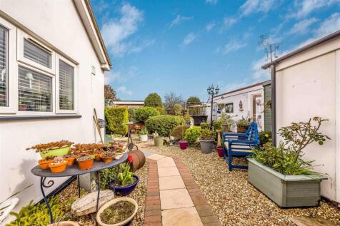 250 Havant Road, Hayling Island-Small-PorticoMarke