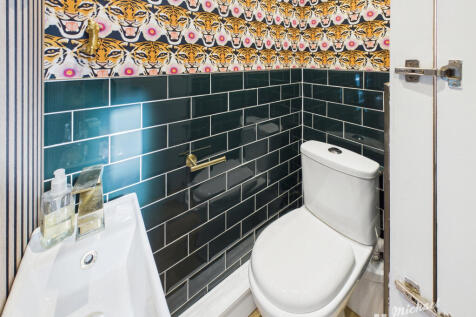 CAM03852G0-PR0425-STILL008