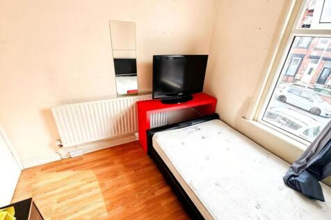 Fully furnished one-bedroom in a spacious shared house in LS6, available 1st August 2026. All bills and council tax included. The property features three modern bathrooms, a large communal living area