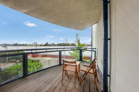 Students welcome 3 bedroom riverside apartment set in Nova building. Students and working professionals welcome Offered fully furnished this gated development offer 24 hour concierge and a gymnasium .