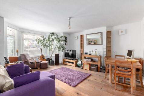 Winkworth are delighted to offer this well-presented, top-floor conversion flat to the market. The accommodation comprises a spacious double bedroom, bright reception room, fitted kitchen, and bathroo