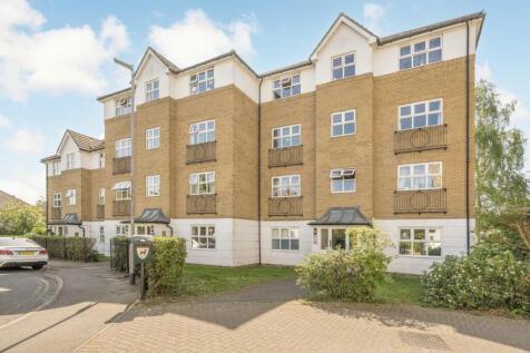 A spacious two bedroom top floor apartment situated just over half a mile from St Margaret's Station and shops. The property comprises one double bedroom and a good sized single, master bedroom with e