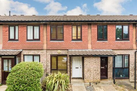 One-bedroom unfurnished house situated in a quiet residential cul-de-sac, featuring a separate kitchen, private garden and well-proportioned accommodation, offering comfortable living in a convenient