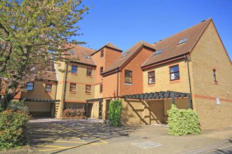 A recently decorated bright and spacious two bedroom flat set within a popular purpose-built development. Ideal for a professional couple, with communal gardens and residents parking.