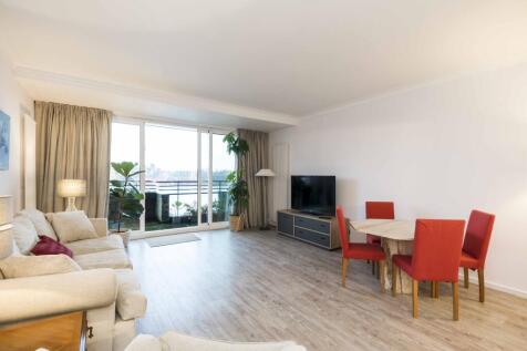 A charming two bedroom split level river facing apartment with spectacular embankment views. This property features a large, sunny reception room with private balcony flooding the property with natura