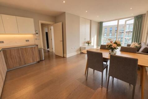 3 Bedroom Flat in KT2 5FQ