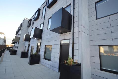 Available 5th September 2026 UNFURNISHED. Four bedroom town house available in Ancoats. The property comprises a large open plan kitchen, dining and living area, four double bedrooms, two ensuite`s an