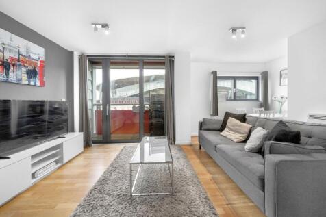 A well presented spacious 1 bedroom apartment on the 7th floor of this modern development. The flat is well-proportioned with the benefit of a balcony and being close to Arsenal underground station.