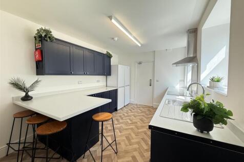 4 Bedroom House in LL57 2EG
