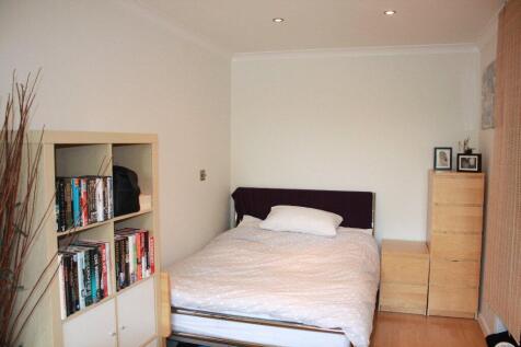 Avon Court 34 - bed.