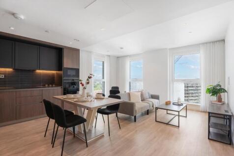 Contemporary three-bedroom apartment set within The Pinnacle at Berkeley's prestigious Oval Village development. Residents enjoy exceptional wellness facilities, landscaped gardens and excellent Zone