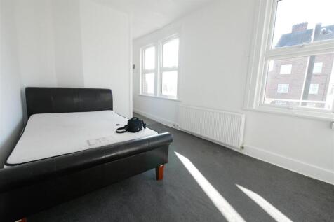 A self contained second floor, studio apartment situated moments from Clapton station. The property comprises of an open plan kitchen living/ studio area and a tiled bathroom suite. With easy access t