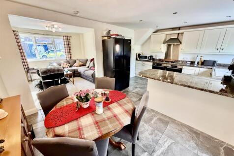 Kitchen/ Dining Room