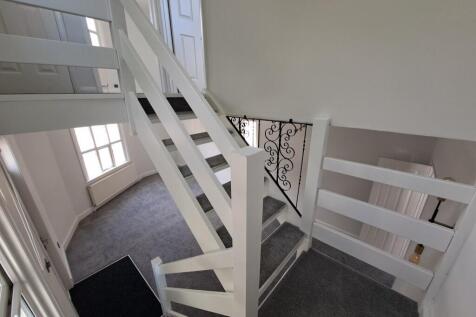 FEATURE STAIRCASE
