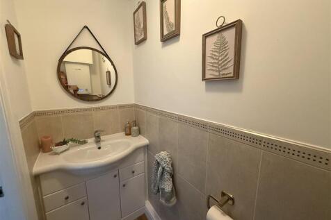EN-SUITE SHOWER ROOM