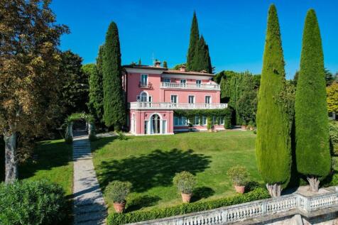 Renovated period vil