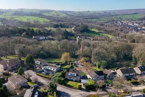 4 bed, 2 bath Detached in Sheffield - Photo 3