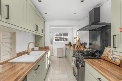 13 Riley Drive, Banbury-9.jpg