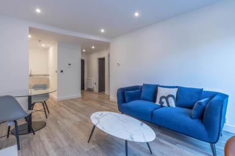 An incredible, one-bedroom apartment available in the Colmore in the popular Snow Hill Wharf development. The development is nestled between the tranquil canal-side and vibrant Jewellery Quarter this