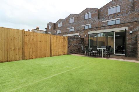 Spacious furnished 4-bed, 4-bath home with private garden, just a 5–10 minute walk from Tooting Station. Generous living space, ideal for families. Excellent transport links for easy commuting. Availa