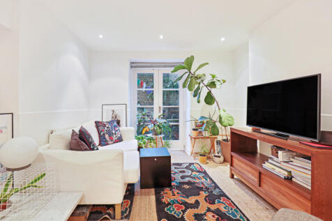 Positioned within the sought after Barnsbury conservation area is this wonderful two double bedroom Maisonette situated on the lower ground & ground floor.