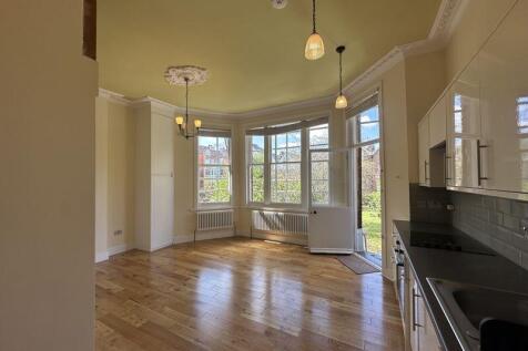 Available from the 7th August. Single occupancy only. 1st floor studio flat in this period house on Greencroft Gardens. Door leading directly down to 3 acre communal gardens. Fitted kitchen with moder