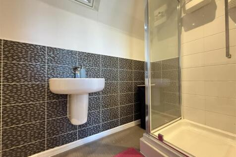 4 bed, 2 bath Detached in Manchester - Photo 11