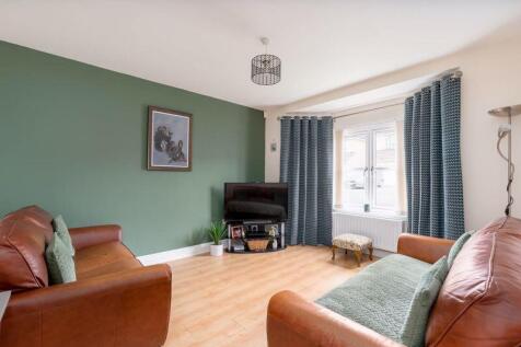 4 bed, 2 bath Detached in Leeds - Photo 3