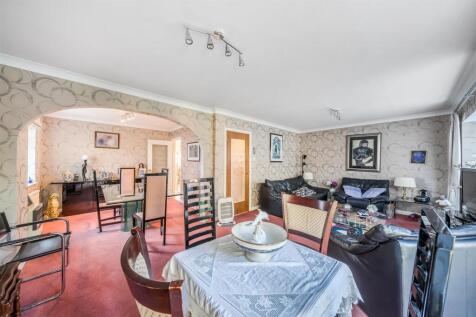 Living Room/Dining Room: