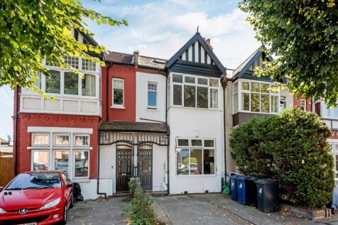 Well presented 4 bedroom flat plus large reception, kitchen and bathroom. Within 5 mins of South Ealing tube and also close to University of West London UWL & Clayponds hospital. Clean, well proportio