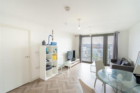 Please Quote ASP ID: 52764 Length of Contract: 12 Months Security Deposit: 5 Weeks of Rent Council Tax: Ask Agent 3rd Floor 61 square metres Pontoon Dock - 4 minutes walk - DLR Line London City Ai...