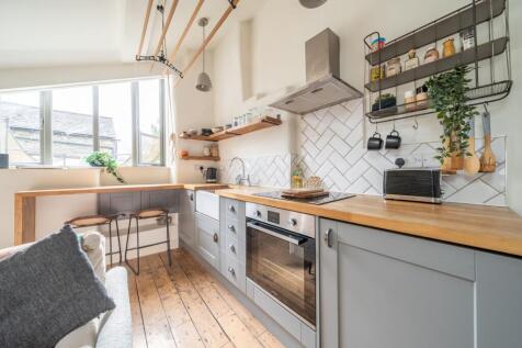 KITCHEN/LIVING AREA