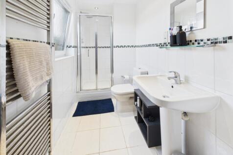 En Suite to Bedroom 1