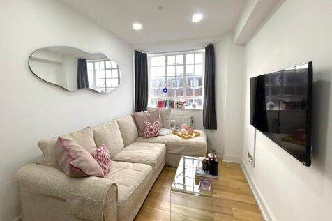 Presenting this exquisite 1-bedroom apartment, located in the sought-after Chelsea Cloisters. The property boasts a modern kitchen/diner, a bright reception area, and the convenience of a 24-hour port