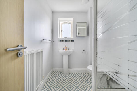 En-Suite (Bedroom 1)