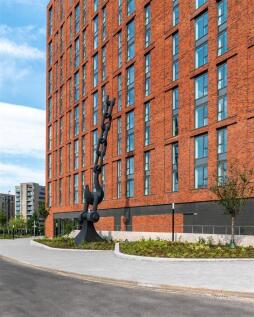 No.1 Old Trafford is an exciting development with an idyllic waterfront setting being located on the banks of the historic Manchester Ship Canal. This apartment includes a 24 hour concierge, a communa