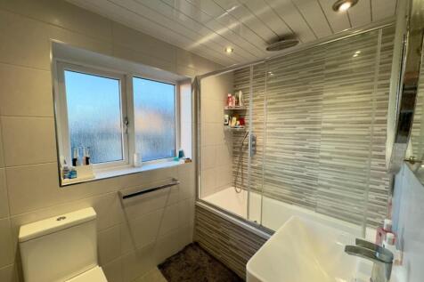 Family Bathroom 2 Photo, Clockhouse Grove, Burnley