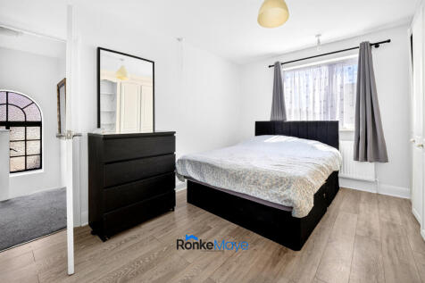 Spacious furnished double room available in a well-presented home on Stanford Road, SW16. Ideally located within walking distance of Norbury Station with excellent bus links, local shops, supermarkets