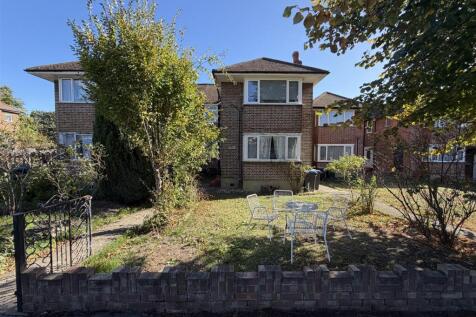 Palmers Road N11