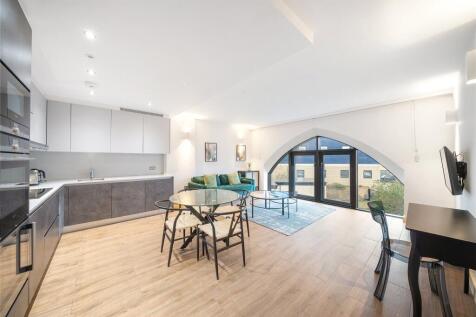 A bright and spacious 2 bedroom, 2 bathroom apartment set within a gorgeous building next to River and Kew Bridge.