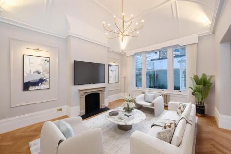 Recently refurbished to a high standard, this spacious apartment in Marylebone Village offers a contemporary finish while retaining its original features. It includes a large reception room with high