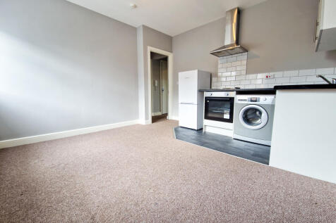 ***WELL PRESENTED, FIRST FLOOR TWO BED - EXCELLENT TRANSPORT LINKS, IDEAL FOR COMMUTING*** Available now on an unfurnished basis, this modern first floor two bed flat flat is ideal for a professional
