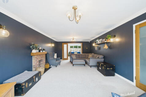 CAM03218G0-PR0606-STILL024