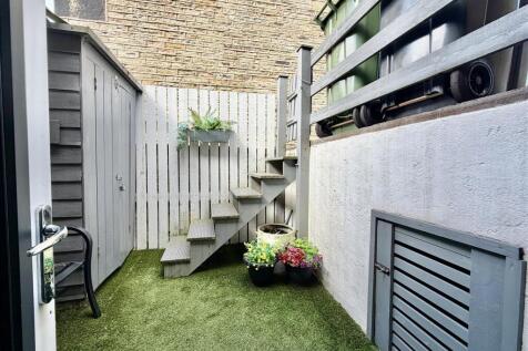 SIDE COURTYARD