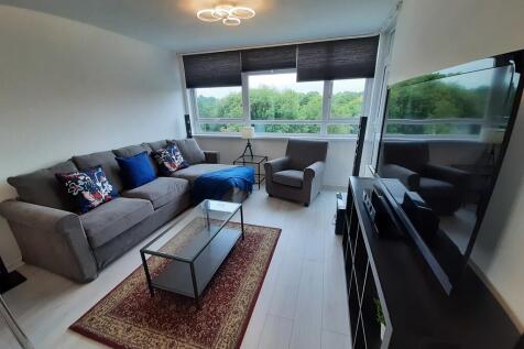A simply stunning two bedroom apartment situated on the fifth floor of this sought after development in a prime Edgbaston location. The property is set in lush green gardens and provides a full furnis