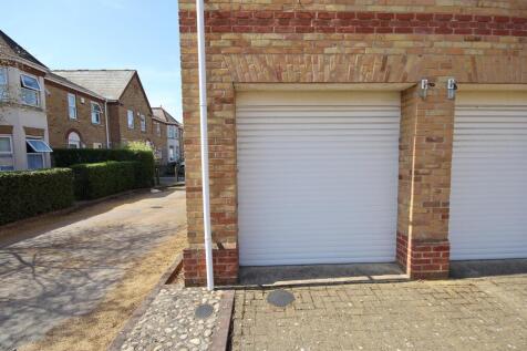 22 Cootes Meadow, St Ives, garage