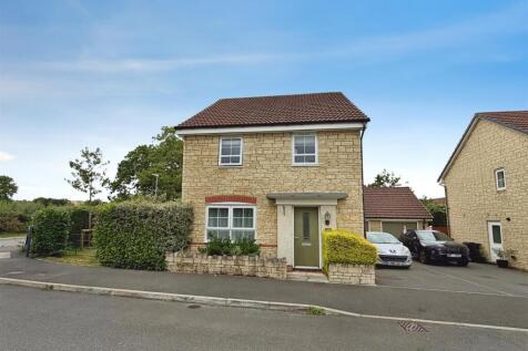 This immaculate four-bedroom detached house is available to let in Whitchurch with a generous reception room, beautiful kitchen/dining room, and four bedrooms. Its attractive features, such as its, ga