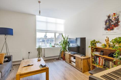 Modern One-Bedroom Apartment – Tower House, Lewisham SE13Perfect for young professionals, this stylish one-bedroom apartment is set within Tower House, a former 1930s department store that has been be