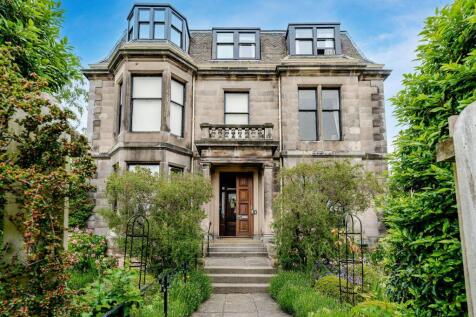 Description Drummond Miller is delighted to present this elegant ground-floor flat, with a private front garden. Forming part of a handsome detached Victorian villa in the heart of Morningside. The pr