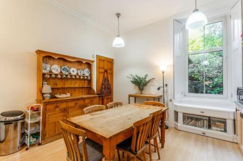 5 bed, 3 bath Detached in Glasgow - Photo 18